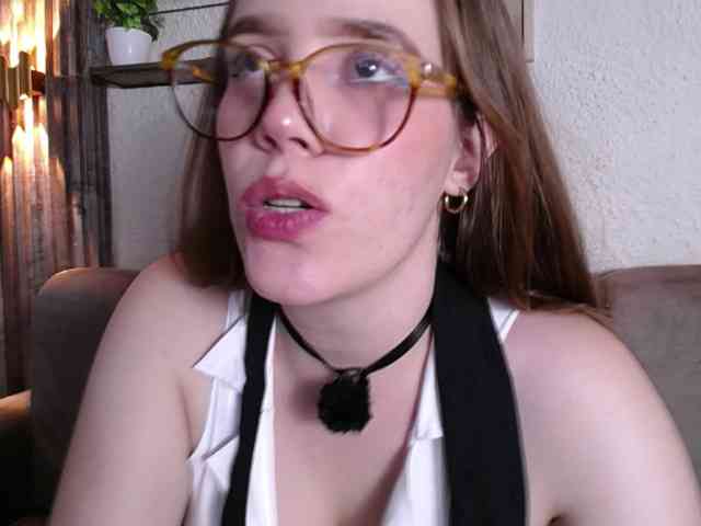 PrettyAriel webcam