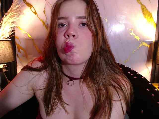 PrettyAriel webcam