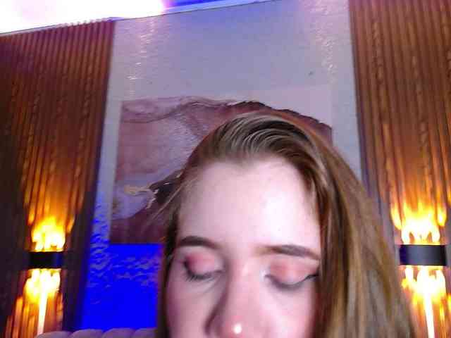 PrettyAriel webcam