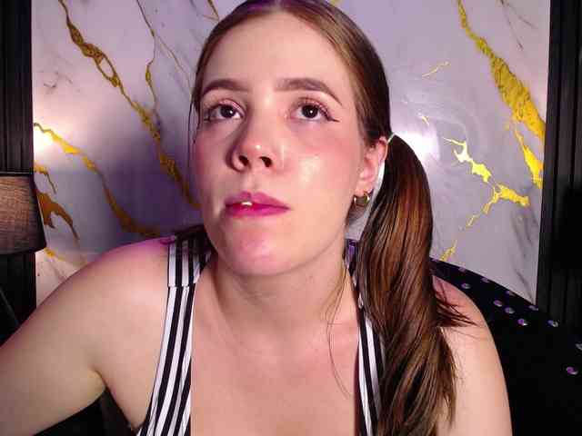 PrettyAriel webcam