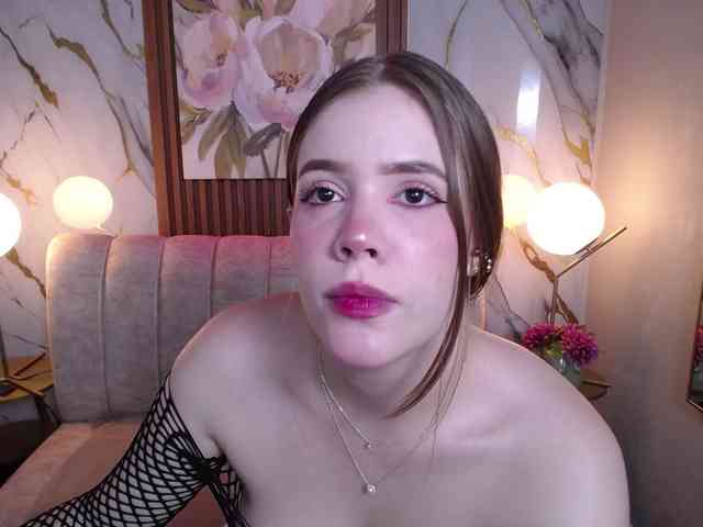 PrettyAriel webcam