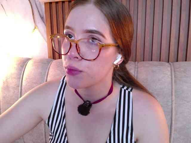 PrettyAriel webcam