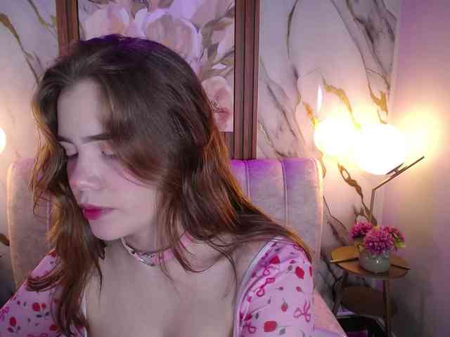 PrettyAriel webcam