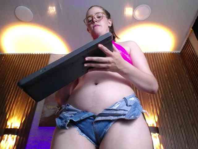 PrettyAriel webcam