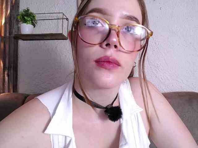 PrettyAriel webcam