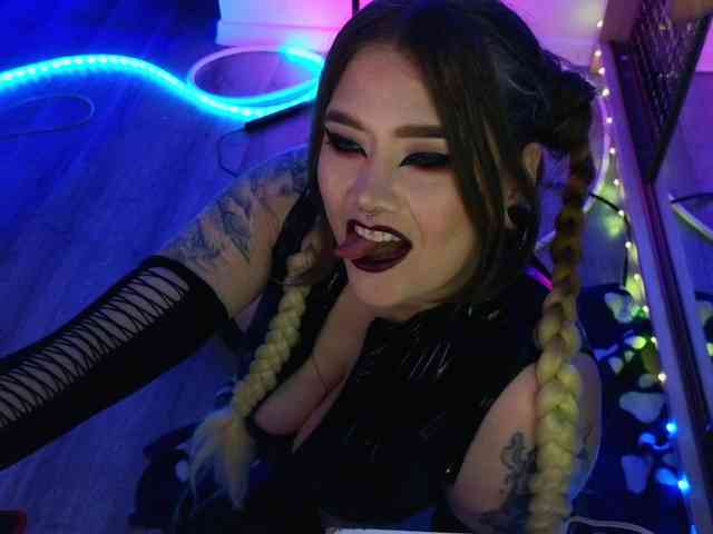Laura-Wicked webcam