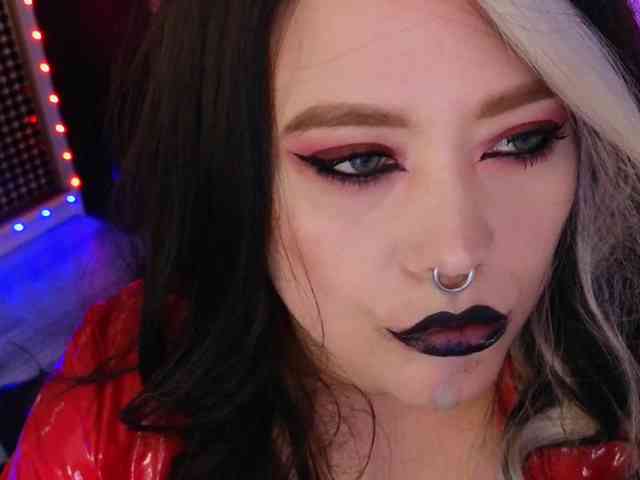 Laura-Wicked webcam