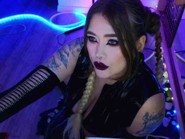 Laura-Wicked webcam