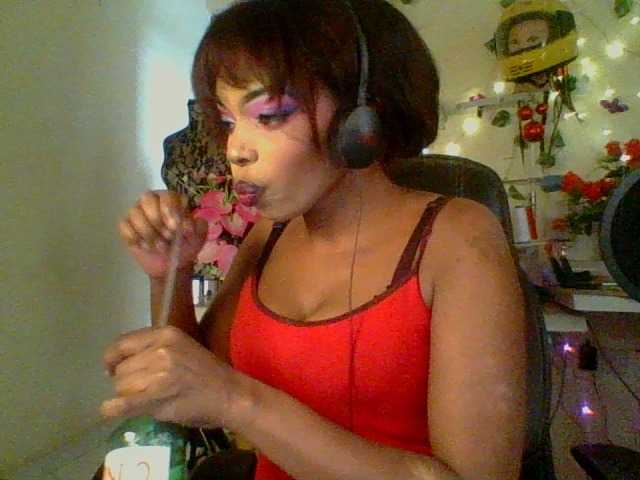 Lilianjackson ist ein aufregendes deutsches Camgirl, das dich live verführen wird