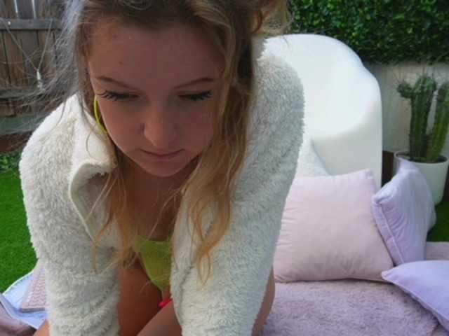 Ameliasweety live cam on BongaCams