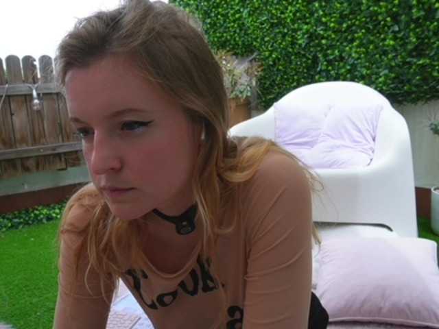 Ameliasweety live cam on BongaCams
