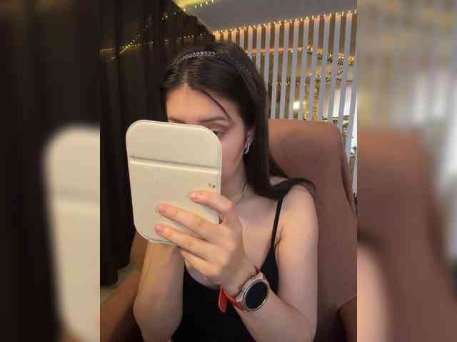 该模特正在直播。 MiaLiaHot
