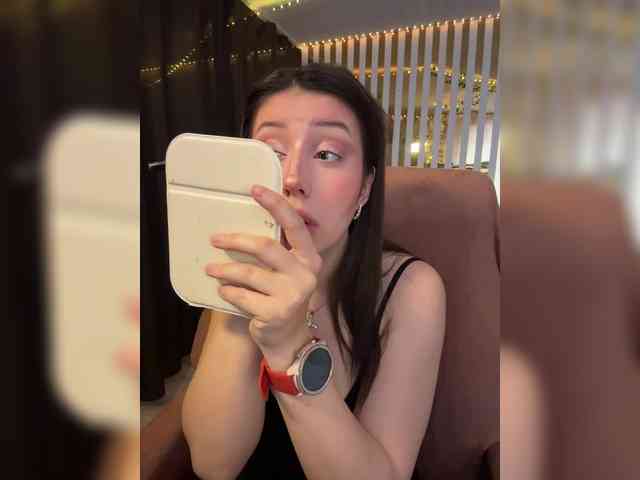 This model is live right now. MiaLiaHot