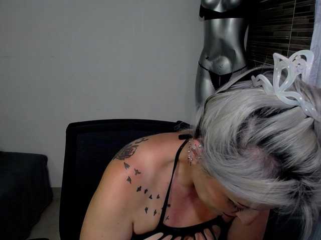 EmmaRizzoo live cam on BongaCams