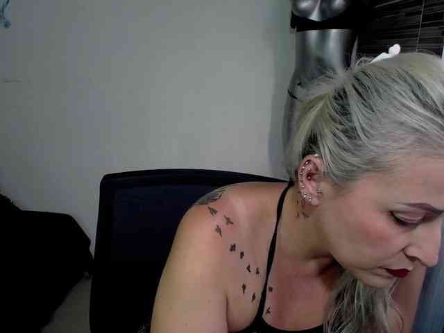 EmmaRizzoo Live Webcam on BongaCams