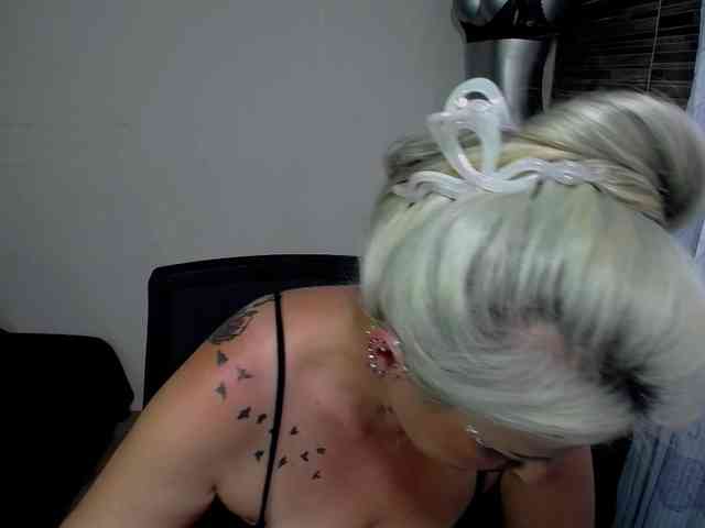 EmmaRizzoo webcam