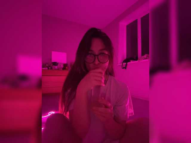 Kat221, en vivo ahora en BongaCams