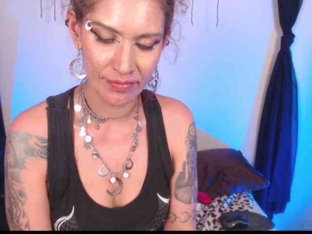 AgathaTenebri webcam
