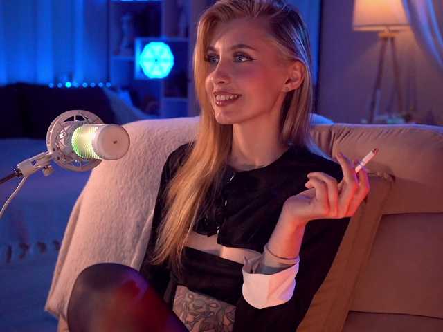 Chat with HoneyCherry live cam