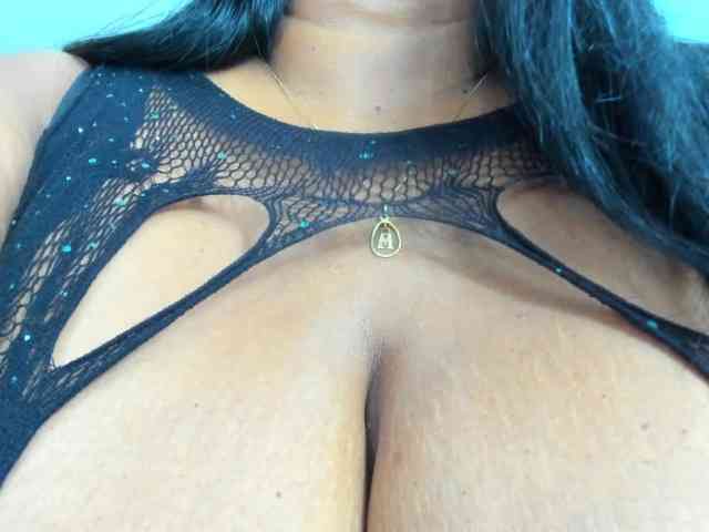Milfebony's live stream
