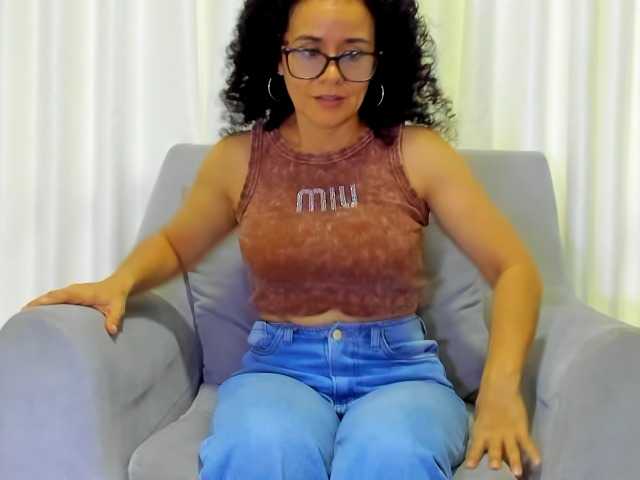 le modèle Samhotie est en webcam porno dans un show sur le site bongacams, il possède les tags suivants: Latino/Hispanic,Brunette,Shaved