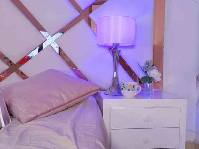 Emily-White webcam