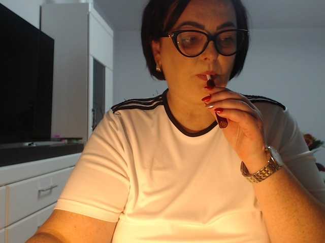 Emyllywhite live cam on BongaCams