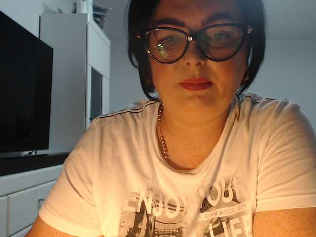 Emyllywhite live cam on BongaCams