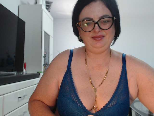 Emyllywhite live cam on BongaCams