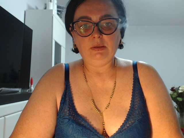 Emyllywhite live cam on BongaCams