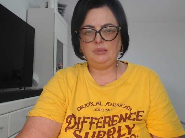 Emyllywhite live cam on BongaCams