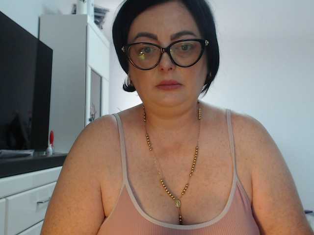 Emyllywhite live cam on BongaCams