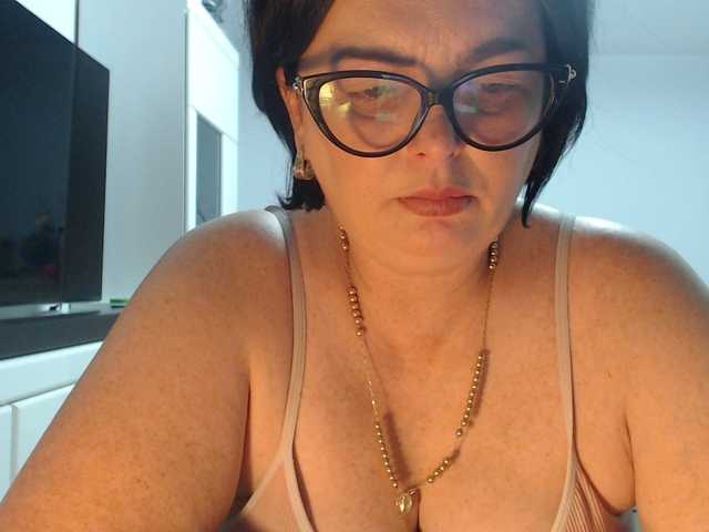Emyllywhite live cam on BongaCams
