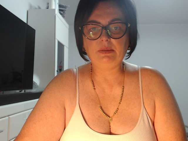 Emyllywhite live cam on BongaCams