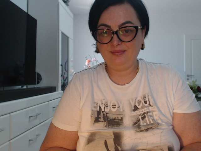 Emyllywhite live cam on BongaCams