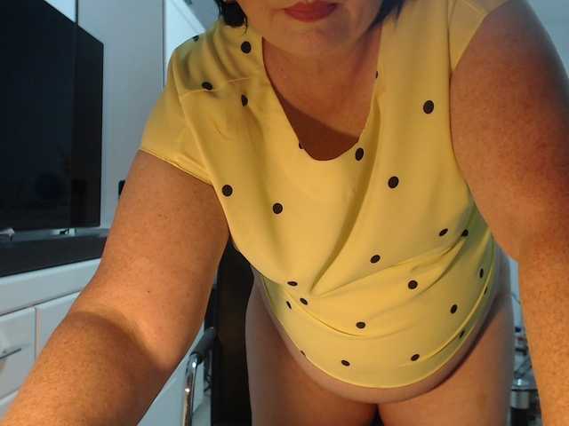 Emyllywhite live cam on BongaCams