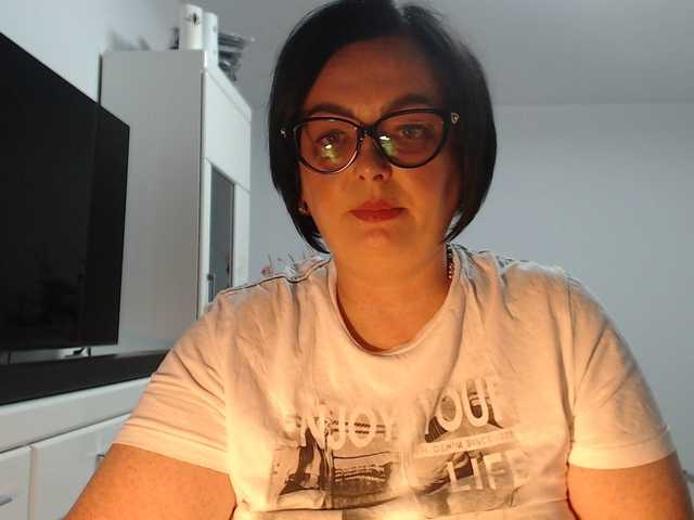 Emyllywhite live cam on BongaCams