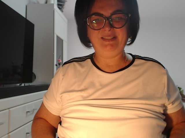 Emyllywhite live cam on BongaCams
