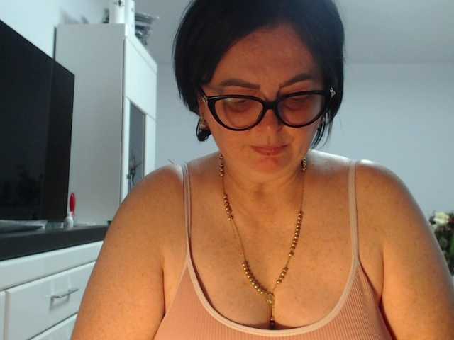 Emyllywhite live cam