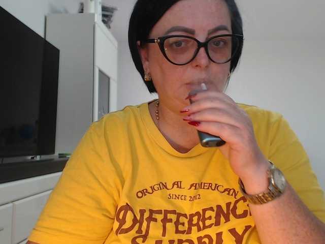 Emyllywhite live cam on BongaCams