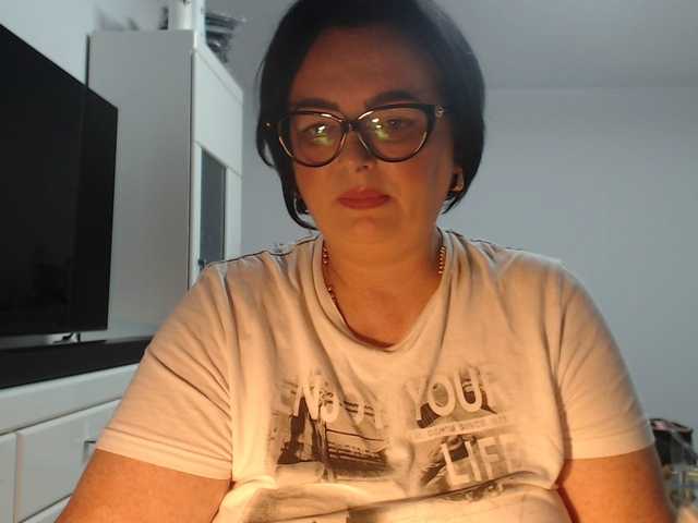 Emyllywhite live cam on BongaCams