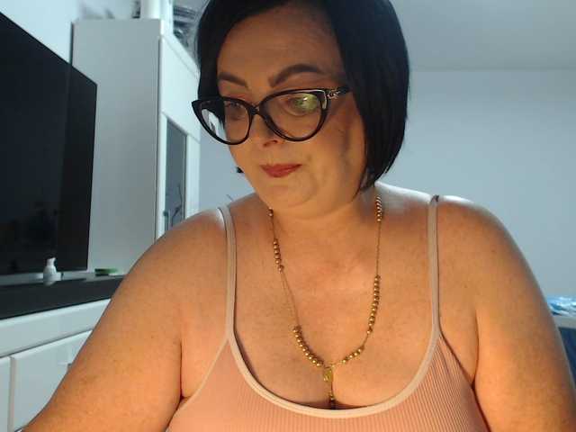 Emyllywhite live cam on BongaCams