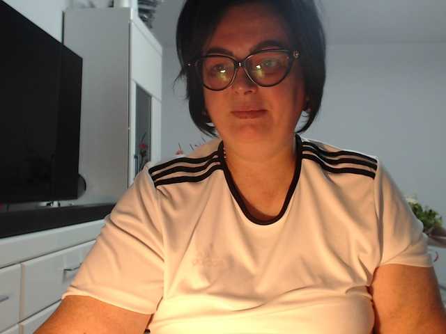 Emyllywhite live cam on BongaCams