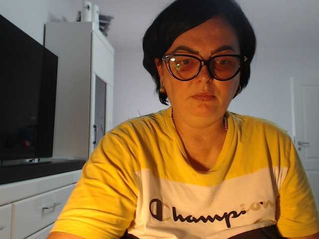 Emyllywhite live cam on BongaCams