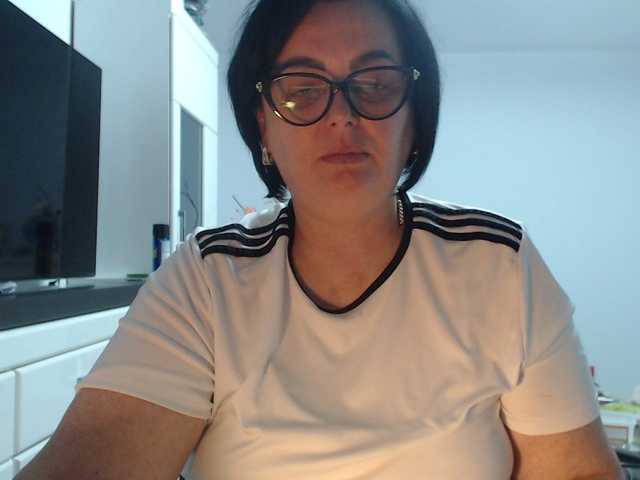 Emyllywhite live cam on BongaCams
