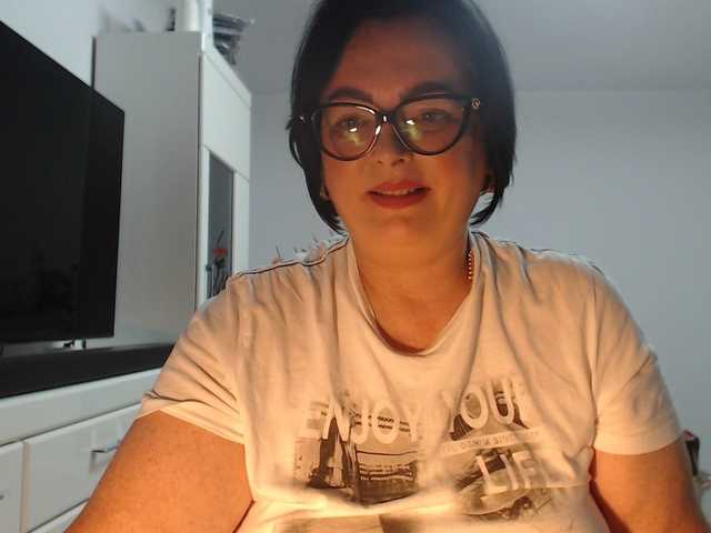 Emyllywhite live cam on BongaCams