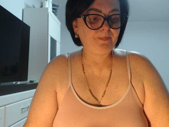 Emyllywhite live cam on BongaCams