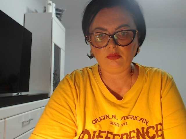 Emyllywhite live cam on BongaCams