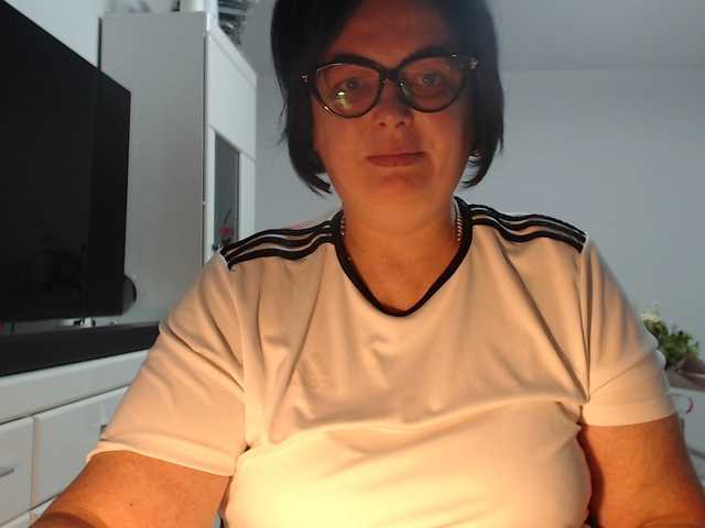Emyllywhite live cam on BongaCams