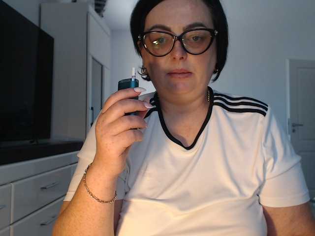 Emyllywhite live cam on BongaCams